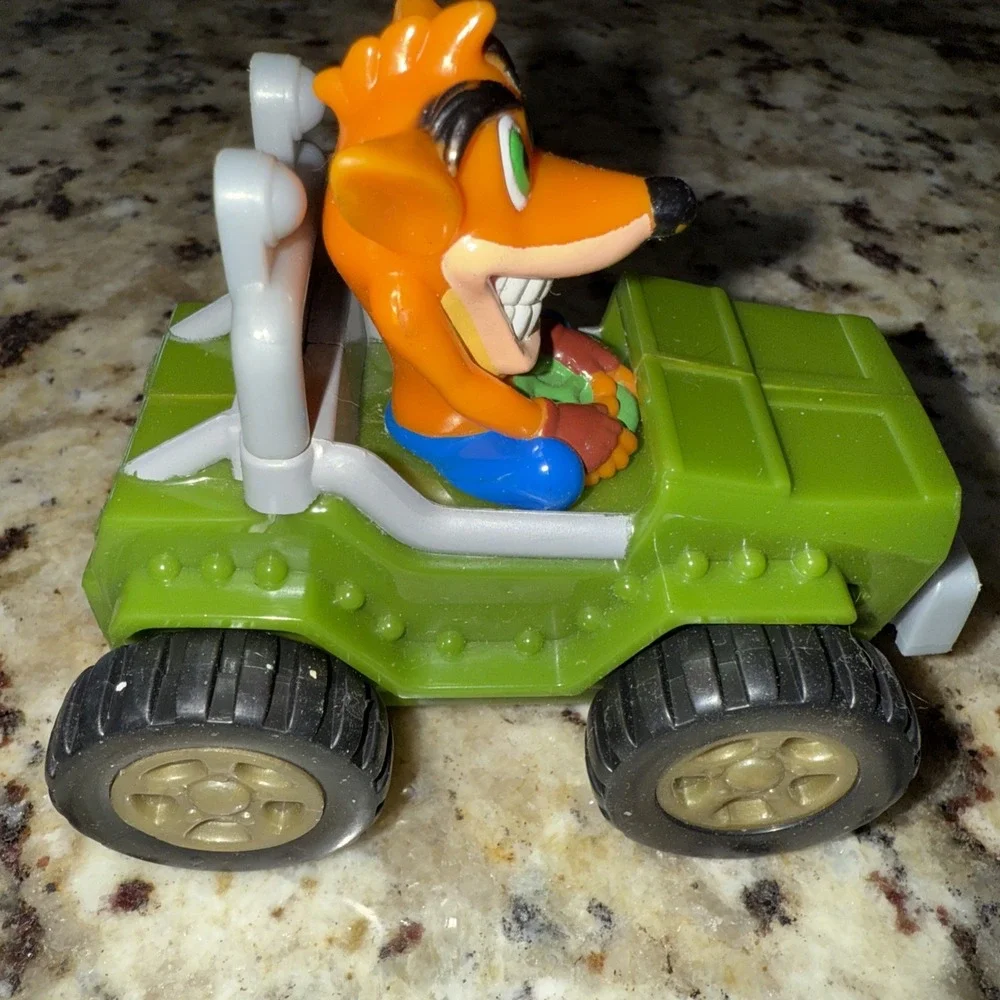 CRASH BANDICOOT 2002 UNIVERSAL INTERACTIVE MOVING PUSH CAR JEEP PLAYSTATION 4435
